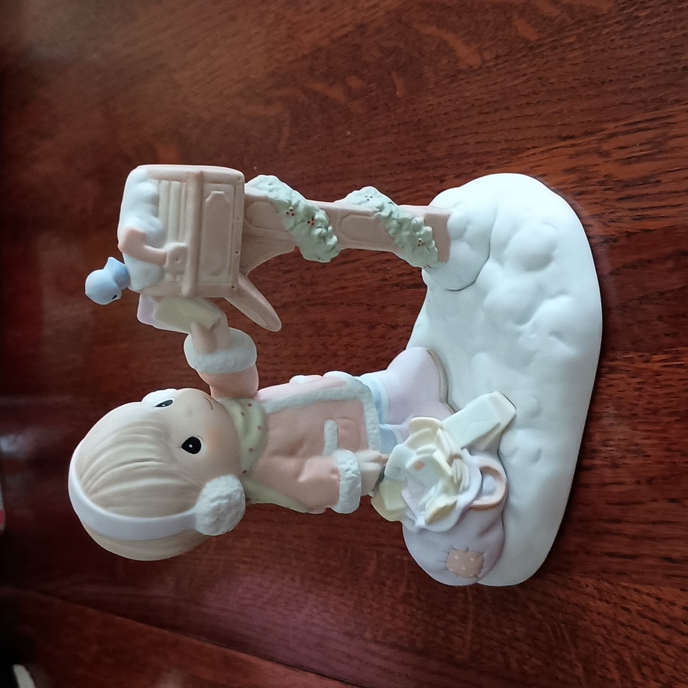 Precious Moments "Scattered Joy" Figurine Collectable Valentine's b620
